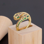 Bague serpent avec finition dorée et couleurs vives