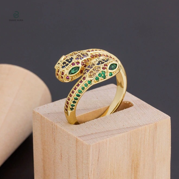 Bague serpent avec finition dorée et couleurs vives