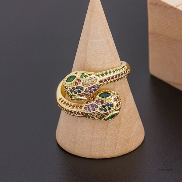Bijou serpent tendance en or avec détails colorés