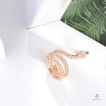 Bague serpent chic, or rose à la mode