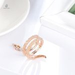 Accessoire serpent en or rose, touche tendance