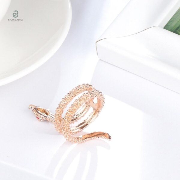 Accessoire serpent en or rose, touche tendance