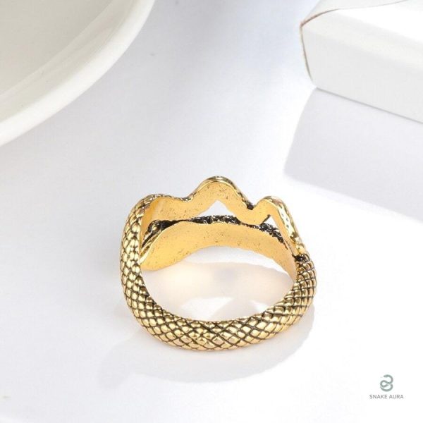 Bague avec motif serpent, élégance classique en or