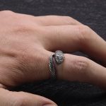 Accessoire en argent, bague serpent au design rétro