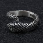 Bijou serpent en argent, allure chic et intemporelle
