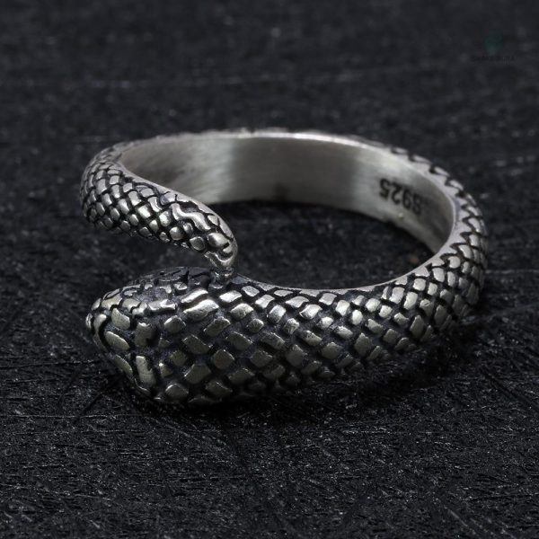 Bijou serpent en argent, allure chic et intemporelle