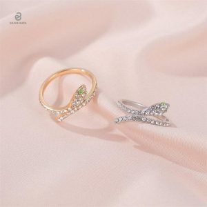 Bague en forme de serpent ornée de strass scintillants