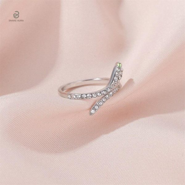 Accessoire mode : bague serpent avec finition argentée brillante