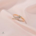 Bague dorée en forme de serpent ornée de strass