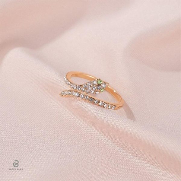Bague dorée en forme de serpent ornée de strass