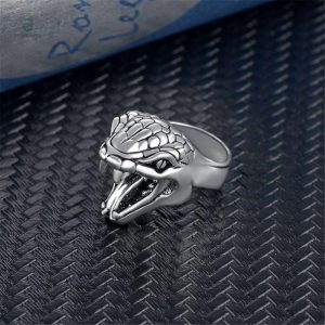 Bague Serpent au design inspiré de la tête d'un boa