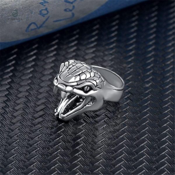Bague Serpent au design inspiré de la tête d'un boa