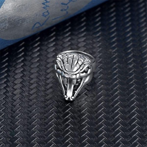 Bague serpent avec motif tête de boa, style audacieux