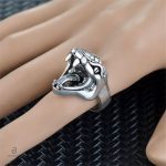 Bague serpent chic, tête de boa stylisée pour un look unique
