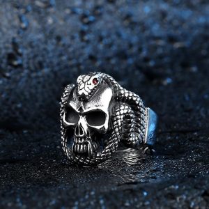 Bague serpent stylisée ornée d'une tête de mort