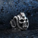 Accessoire serpent évoquant un thème macabre