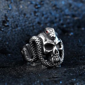 Accessoire serpent évoquant un thème macabre