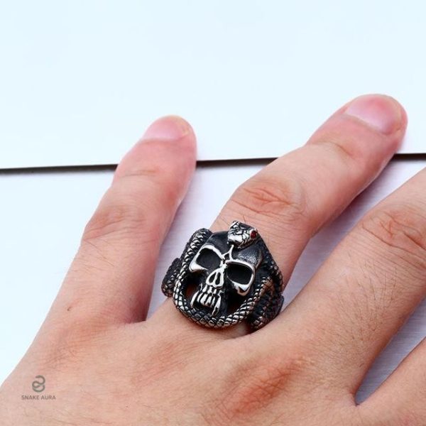 Bijou serpent tête de mort, parfait pour les amateurs de gothique