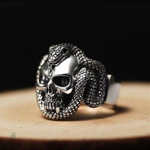 Bague serpent avec design de tête de mort