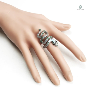 Bague serpent argentée au design tropical, accessoire tendance