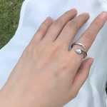 Bague argentée inspirée par le design serpent, pièce intemporelle