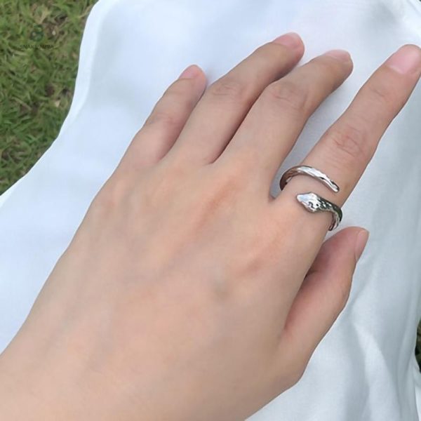 Bague argentée inspirée par le design serpent, pièce intemporelle