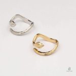 Accessoire serpent doré pour un style rétro chic