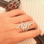Bijou serpent violet, ajout contemporain pour votre collection