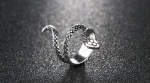 Accessoire mode bague serpent argentée élégante
