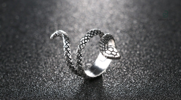 Accessoire mode bague serpent argentée élégante