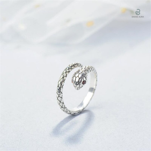 Bague serpent ornée d'yeux rouges captivants