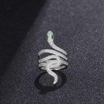 Accessoire serpenté, yeux verts captivants et stylés