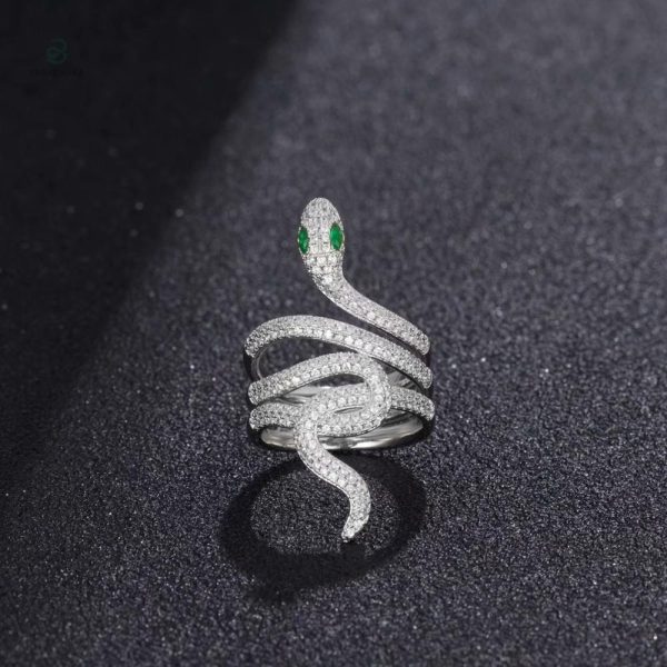 Accessoire serpenté, yeux verts captivants et stylés