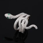 Bague serpent intemporelle aux yeux verts éclatants