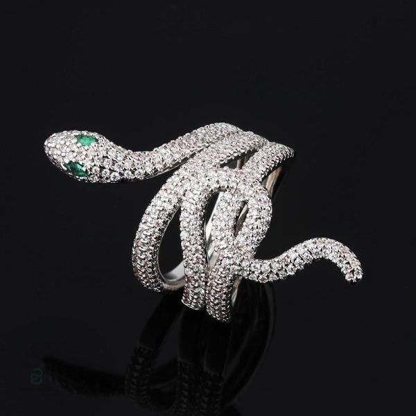 Bague serpent intemporelle aux yeux verts éclatants