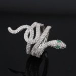 Bague serpent, yeux verts brillants pour un look audacieux