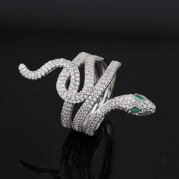 Bague serpent, yeux verts brillants pour un look audacieux