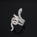 Bijou serpent, yeux en vert pour une touche de mystère