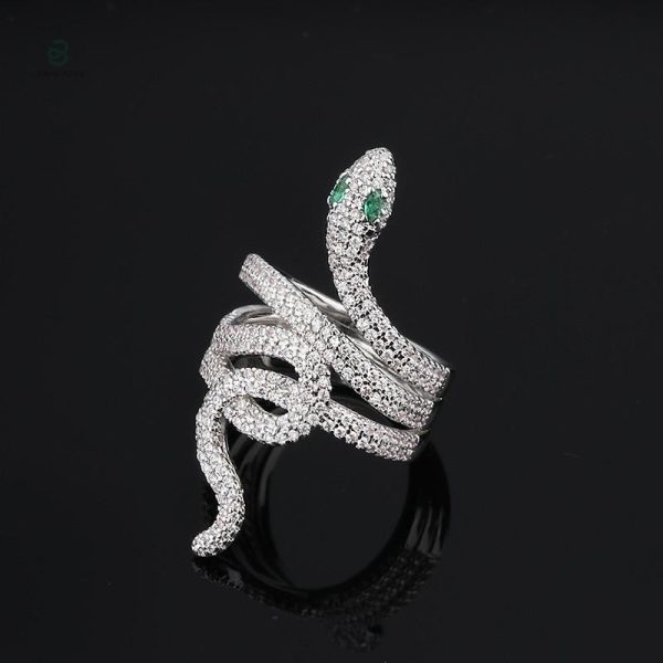 Bijou serpent, yeux en vert pour une touche de mystère