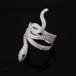 Bague serpent élégante avec accents verts distinctifs