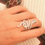Accessoire serpent avec regard vert, parfait pour les passions