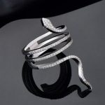 Bague serpent en argent avec des accents de zirconium brillant