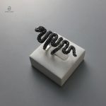 Bague serpent argentée ornée de zirconium noir