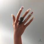 Bague serpent élégante en argent avec détails noirs