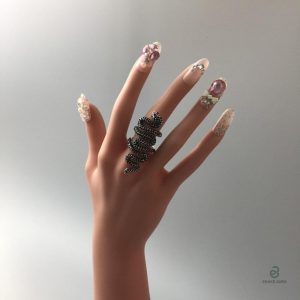 Bague serpent élégante en argent avec détails noirs