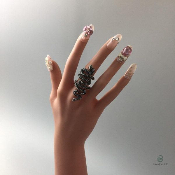 Bague serpent élégante en argent avec détails noirs