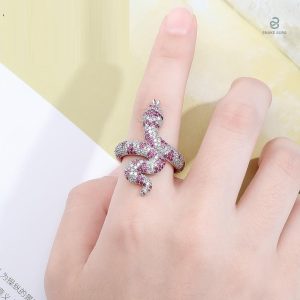 Bague originale serpent avec éclat violet en zirconium