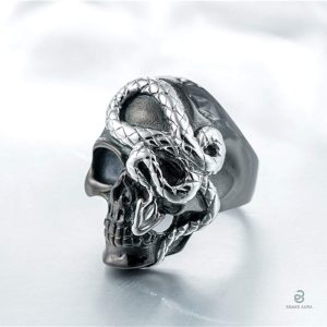 Bague avec motif serpent et crâne en finition sombre