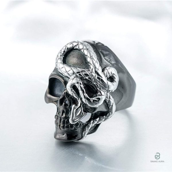 Bague avec motif serpent et crâne en finition sombre