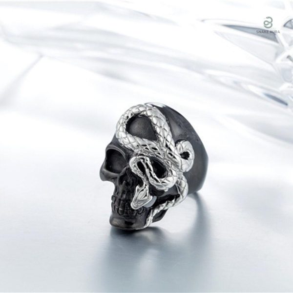Accessoire original inspiré du serpent et tête de mort